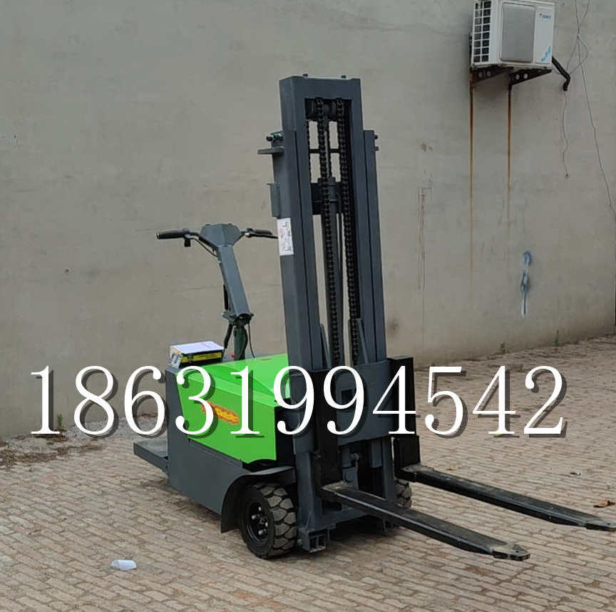 赤峰市优程全电动叉车插腿式堆高车液压装卸车1.5吨升高小型站驾式铲车